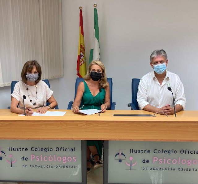 Alumni UMA y el Colegio de Psicología de Andalucía Oriental firman un convenio para favorecer a sus miembros