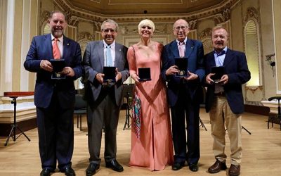 La UMA recibe la Medalla del Ateneo de Málaga por su 50 aniversario fundacional