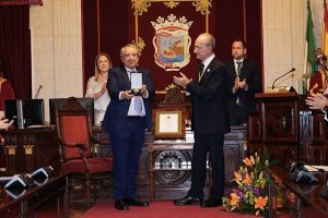 Foto: Universidad de Málaga. El rector recibe la Medalla de la Ciudad de manos del alcalde