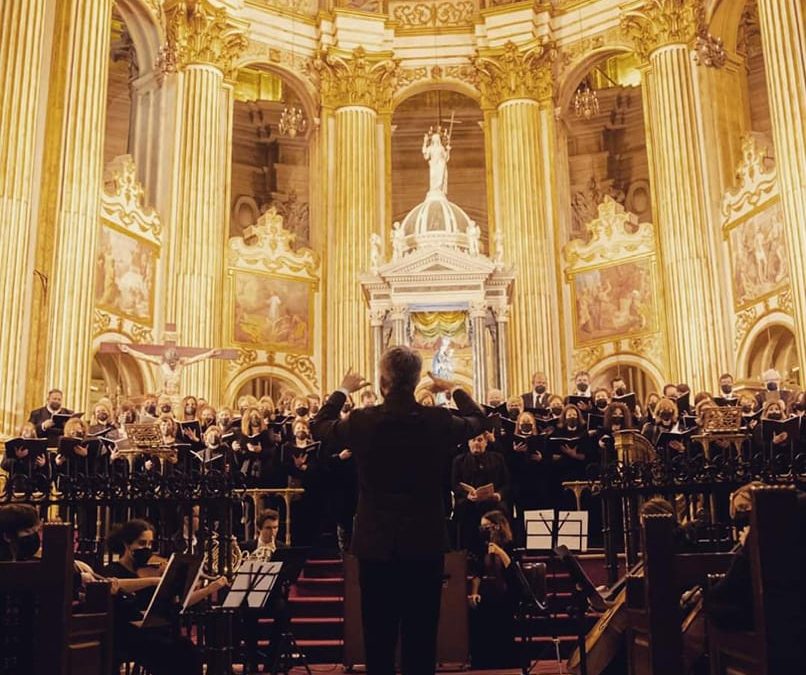 Foto: Universidad de Málaga. Los miembros del coro de la UMA en el concierto de Cuaresma en la S.I.C.B. de la Encarnación