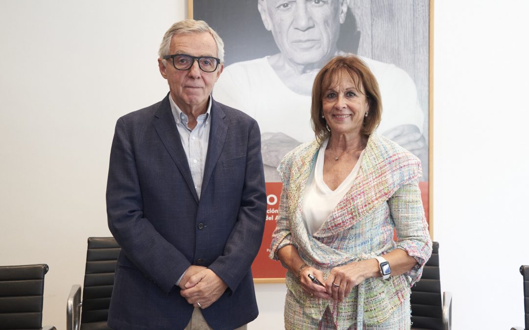 Foto: MPM. Firma del convenio marco de colaboración entre la Asociación y el Museo; Remedios Martel y José Lebrero Stals